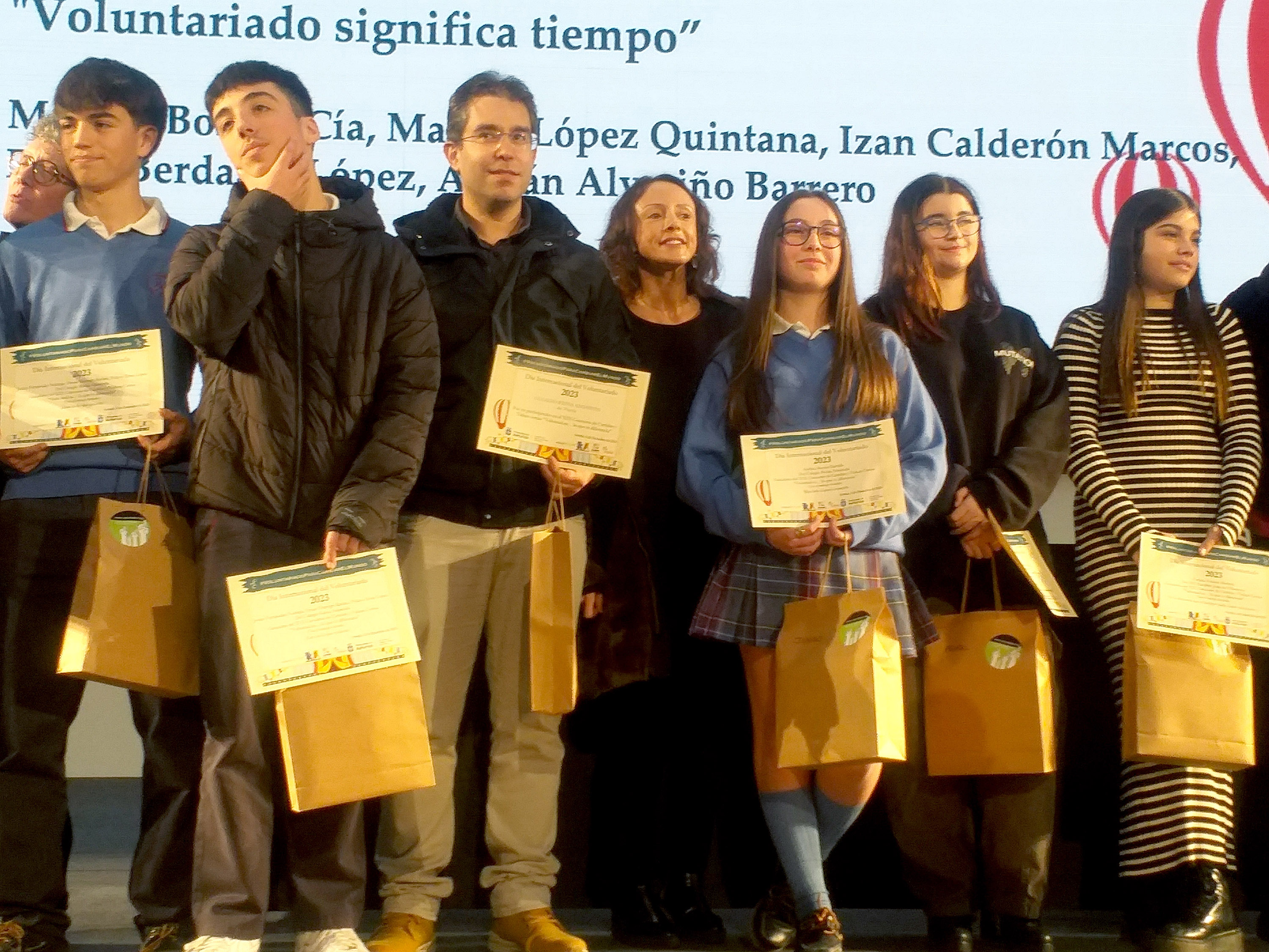 La consejera de Derechos Sociales y Bienestar, Melania Álvarez, con los estudiantes premiados en el XIX Concurso de Carteles y Vídeo Voluntad.es… lo que te diferencia.