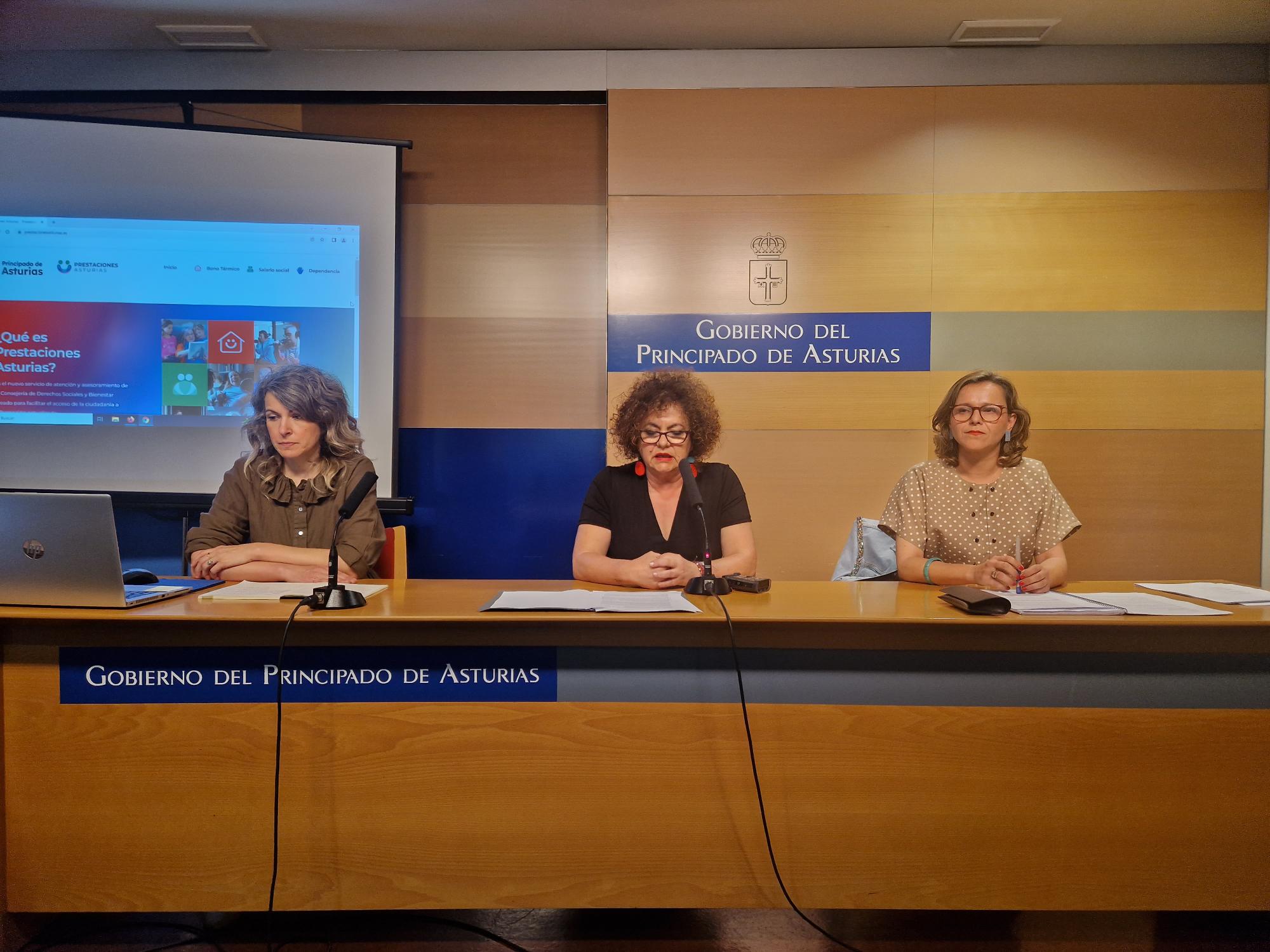 En la imagen, de izquierda a derecha, la responsable técnica del proyecto, Patricia Fernández; la consejera de Derechos Sociales y Bienestar, Marta del Arco, y la directora general de Gestión de Derechos Sociales, Paula María Álvarez.