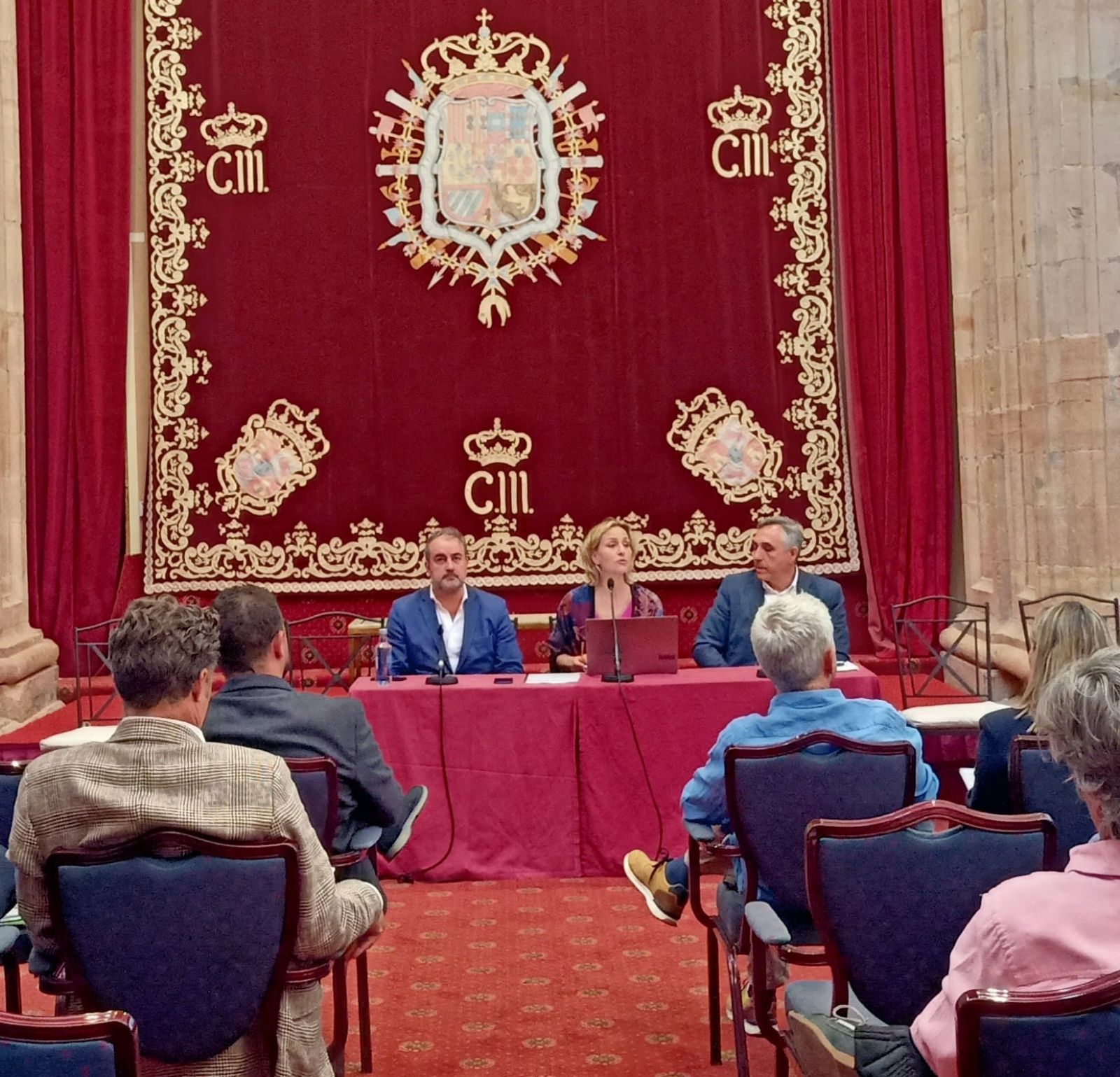 Pie de foto: de izquierda a derecha, Txema Escolástico, nuevo secretario del colectivo; María Montes, nueva presidenta, y José Maria Cerezo, vicepresidente.