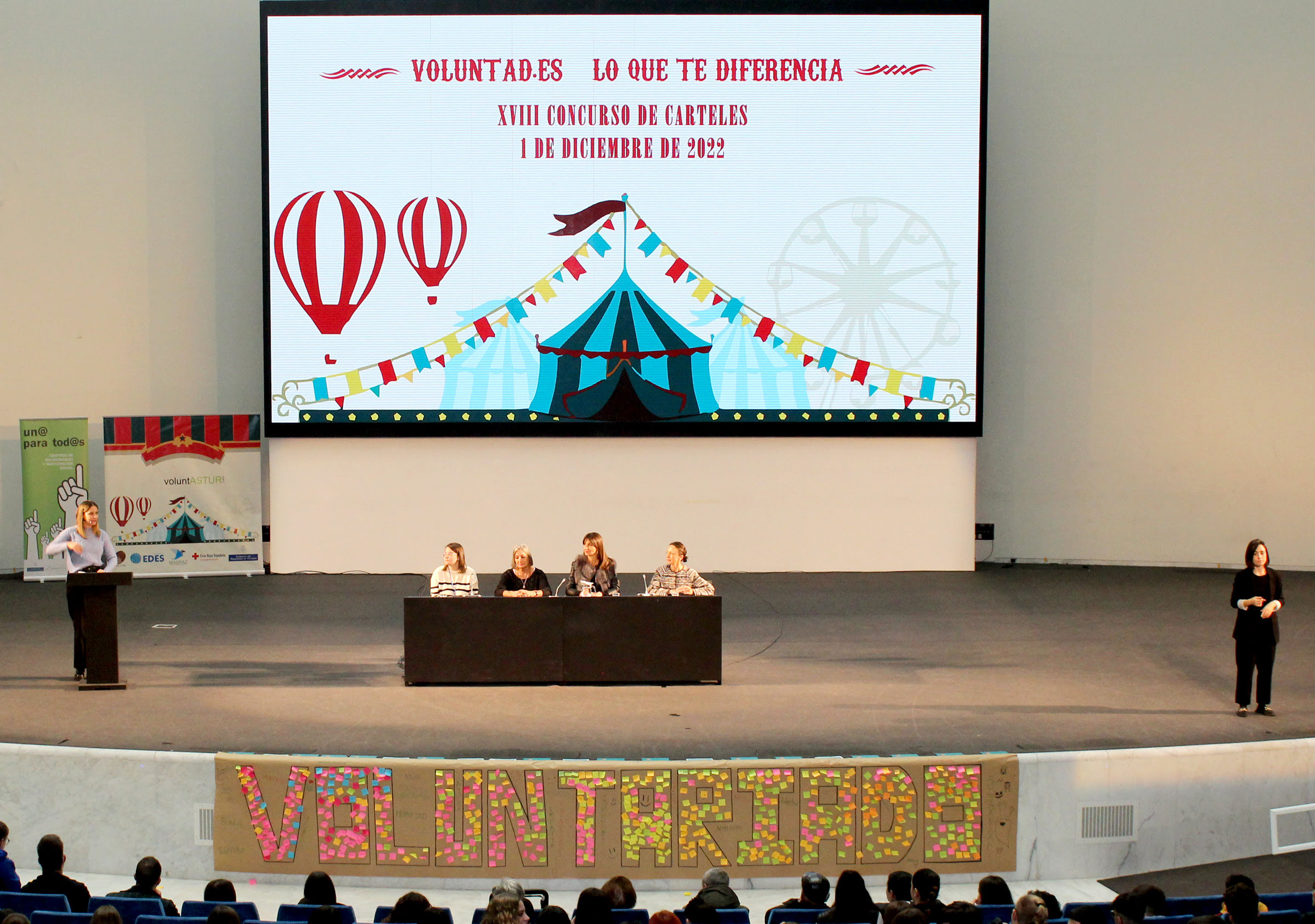 Pie de foto premio diploma: La consejera de Derechos Sociales y Bienestar, Melania Álvarez, entrega la mención especial a Mateo Suárez y Lucía Fernández, alumnos del IES Carmen y Severo Ochoa de Luarca/L.luarca.