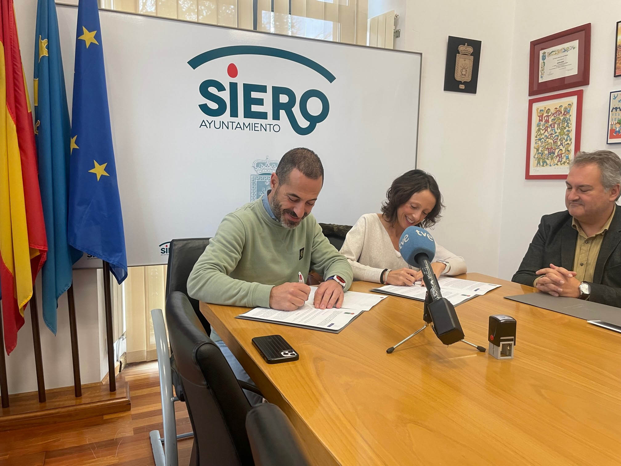 El alcalde de Siero, Ángel García; la consejera de Derechos Sociales y Bienestar, Melania Álvarez, y el director general de Vivienda, Fermín Bravo. 