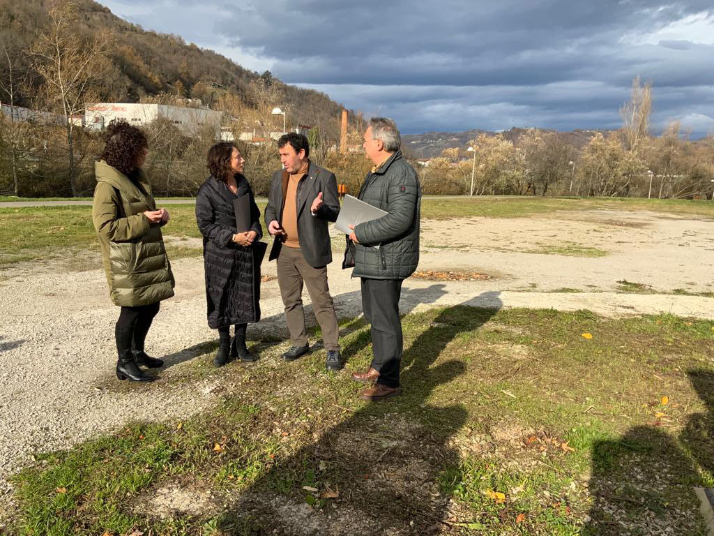 Pie de foto 1: de izquierda a derecha, la concejala de Igualdad, Pueblos y Empleo, Jacoba García; la consejera de Derechos Sociales y Bienestar, Melania Álvarez; el alcalde de Laviana, Julio García; y el director general de Vivienda, Fermín Bravo.