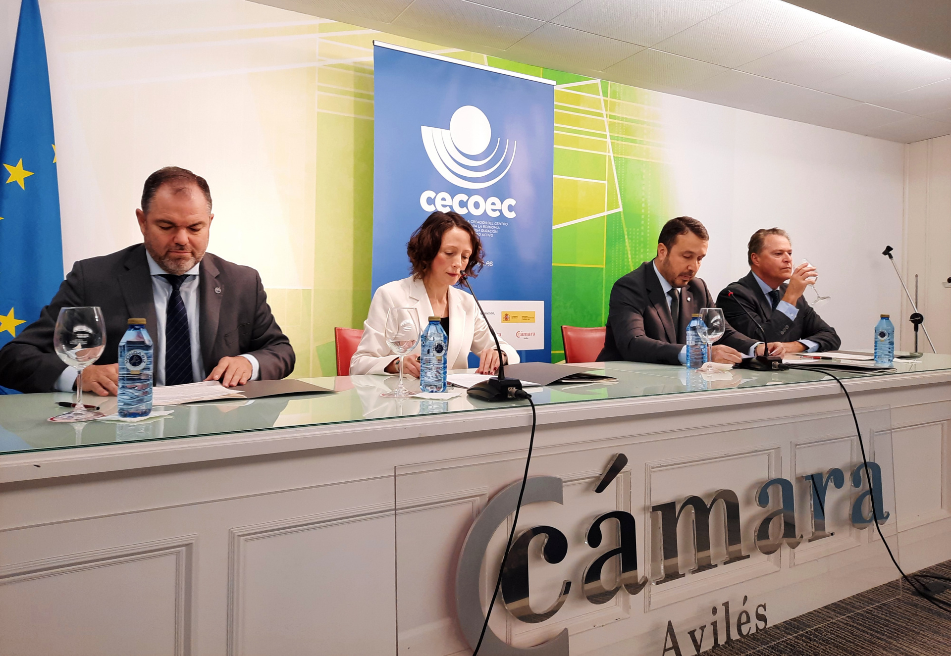 De izquierda a derecha, el presidente de la Cámaras de Comercio de Oviedo, Carlos Paniceres; la consejera de Derechos Sociales y Bienestar, Melania Álvarez; el presidente de la Cámara de Comercio de Avilés, Daniel González, y el presidente de la Cámara de Comercio de Gijón, Félix Baragaño.