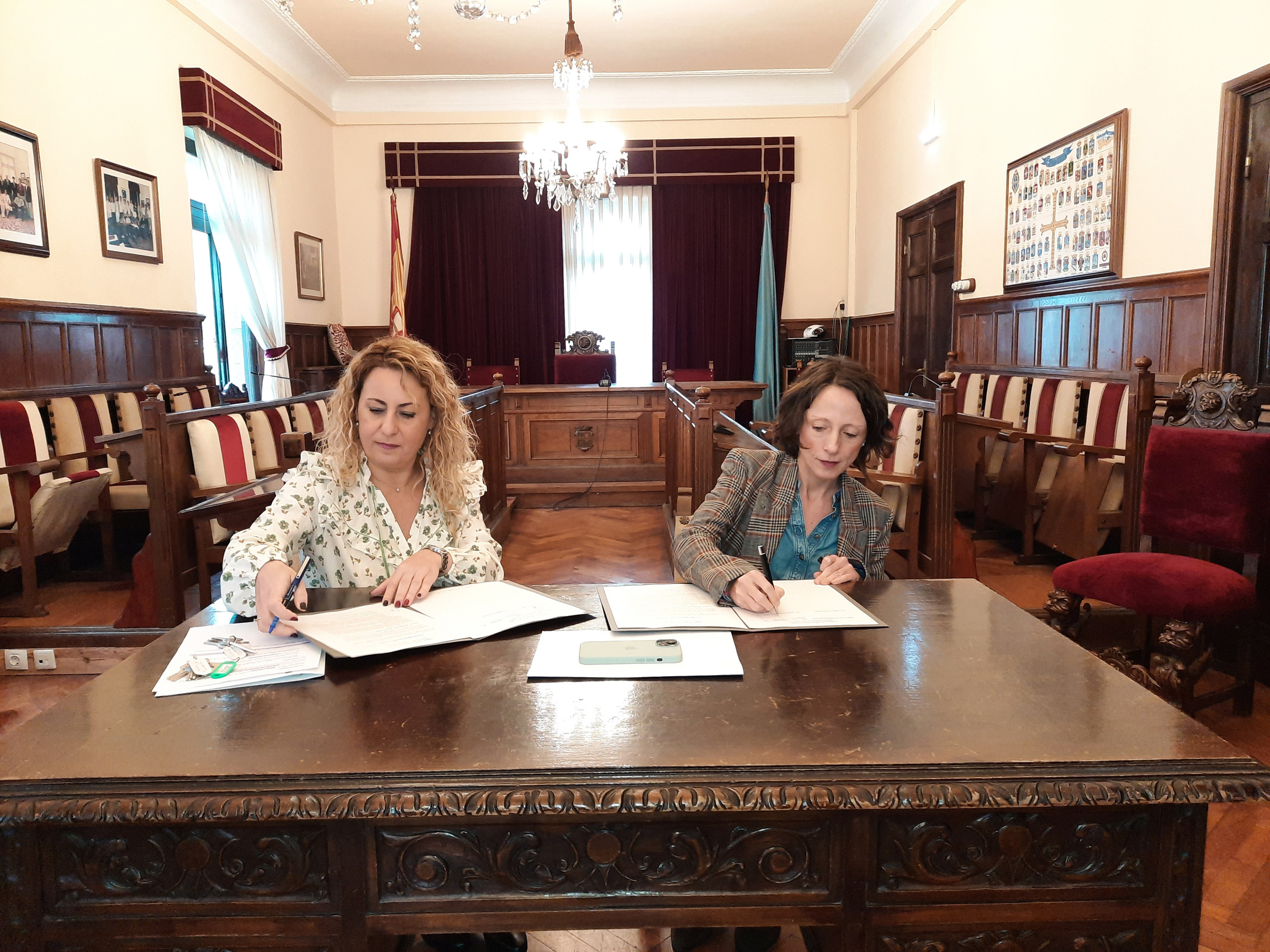 La consejera de Derechos Sociales y Bienestar, Melania Álvarez, y la alcaldesa de Lena, Gema Álvarez