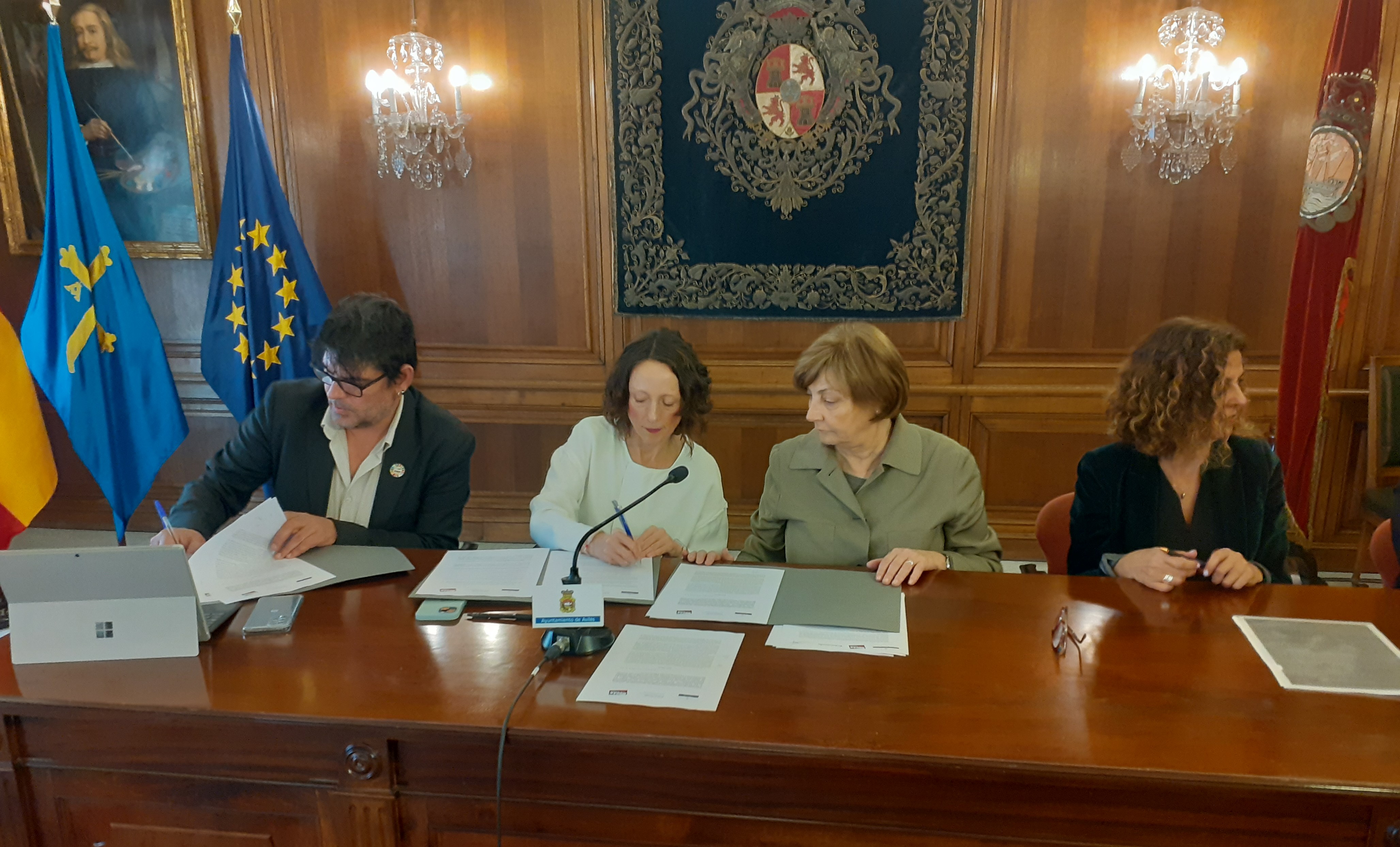 De izquierda a derecha, José Manuel Caballol, director general de Hogar Sí; Melania Álvarez, consejera de Derechos Sociales y Bienestar; Mariví Monteserín, alcaldesa de Avilés; y Gema Gallardo, directora general de Provivienda