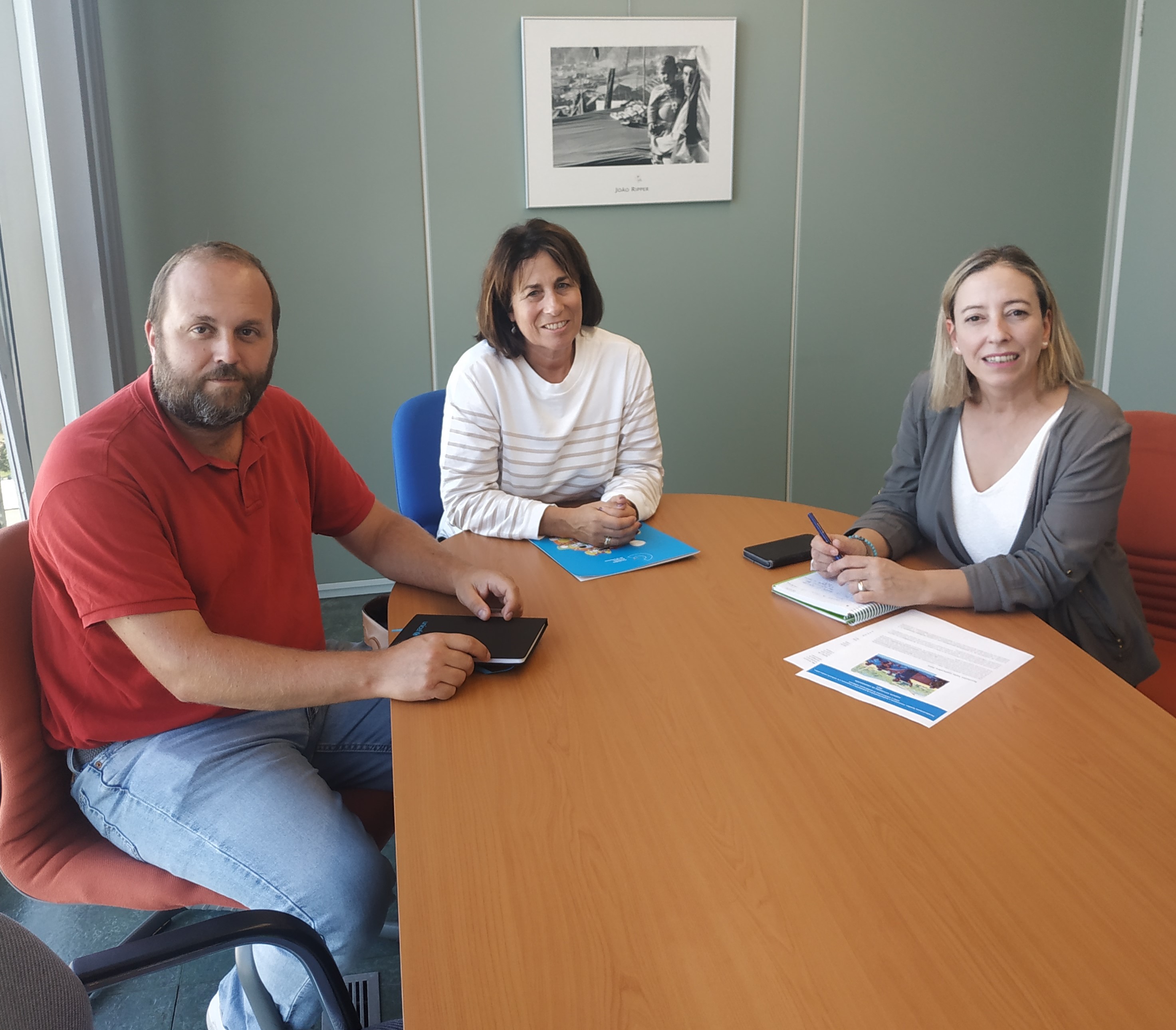 En la imagen, de izquierda a derecha, el coordinador de Unicef en Asturias, Pablo Suárez; la técnica de Políticas de Infancia y Sensibilización de Unicef, Natalia Vázquez, y la directora de la Agencia Asturiana de Cooperación al Desarrollo, Beatriz Coto.