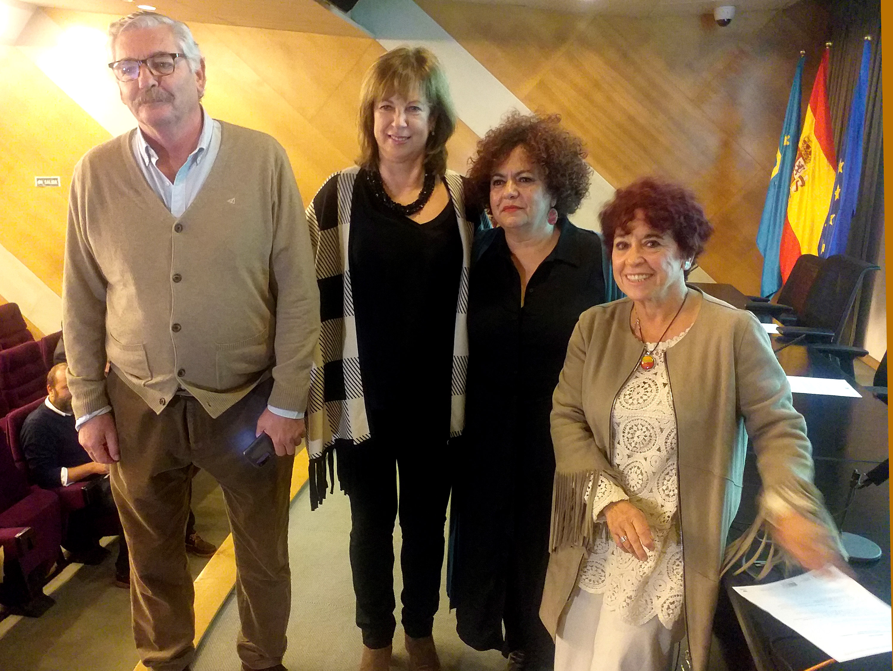 En la imagen (de izqda. a dcha.): Carlos Becedoniz, excoordinador del Observatorio de la Infancia y la Adolescencia; María José Platero, presidenta de Unicef-Asturias; Marta del Arco, directora general de Infancia y Familias de la Consejería de Derechos Sociales y Bienestar; y Mercedes García Ruiz, coordinadora del Observatorio.