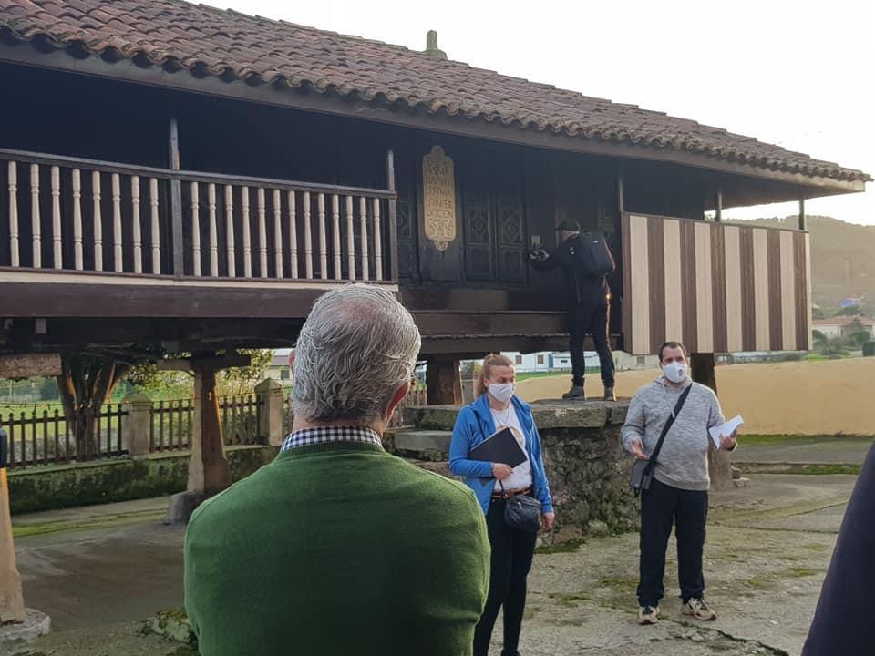 Vista al conjunto de paneras de Casa la Viuda en Guimarán